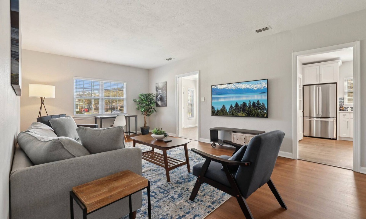College Park House | Newly Remodeled 1BR/1BR College Park Near Downtown Sleeps 6