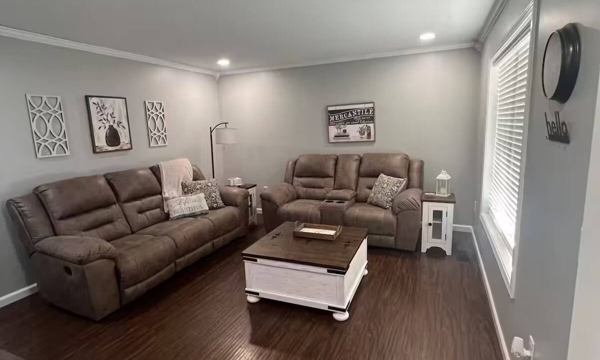 Madisonville House | Newly Remodeled 3-BR house close City of Madisonville & Marh Park Abortorium.