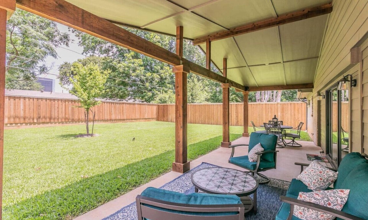 Arlington House | Newly Remodeled 3BR | Walk to Stadium + Parking