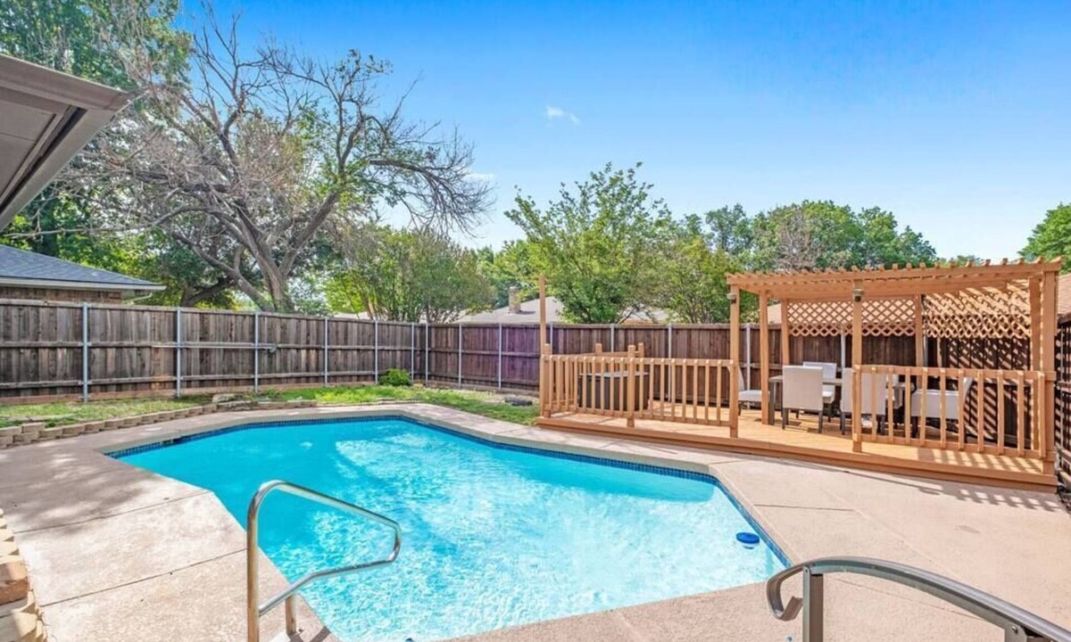 Allen House | Newly remodeled 5BR 3BA w/pool 16 ppl
