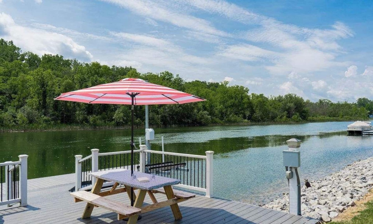 Waterloo House | Newly Remodeled Cottage w/Game Room & Canal Access