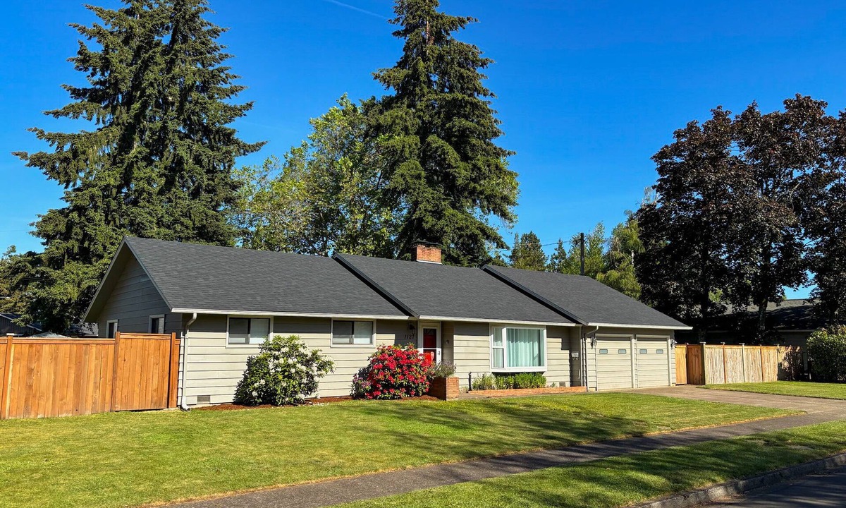 Cal Young House | Newly remodeled cozy home with large yard. Close to U of O, Autzen, and Oakway.