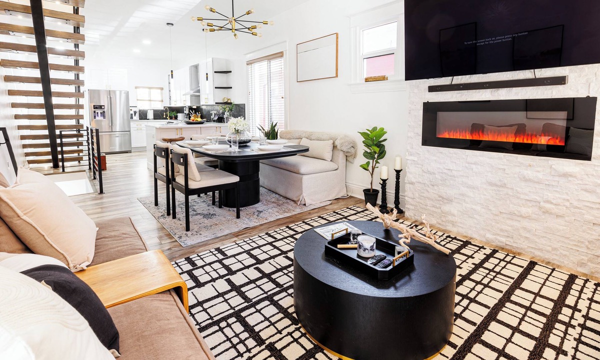 Highland House | Newly Remodeled Downtown Loft – Free Parking, 5 Bds, Fully Stocked