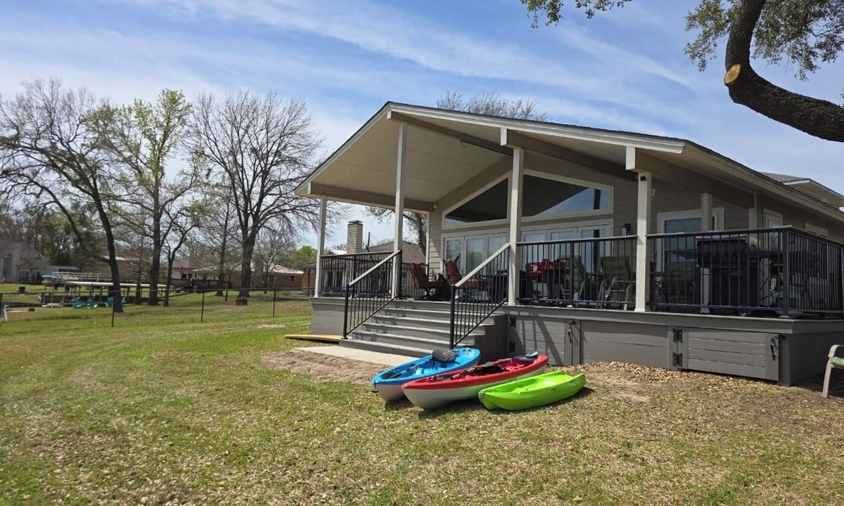 Tool House | Newly remodeled family friendly lakefront retreat