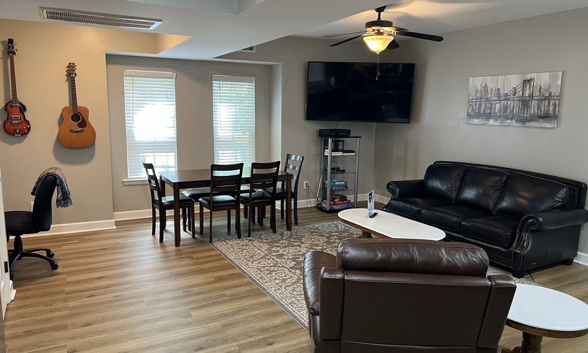 Lebanon House | Newly remodeled, Hot Tub, 70n inch tv Private Entrance, Convenient location