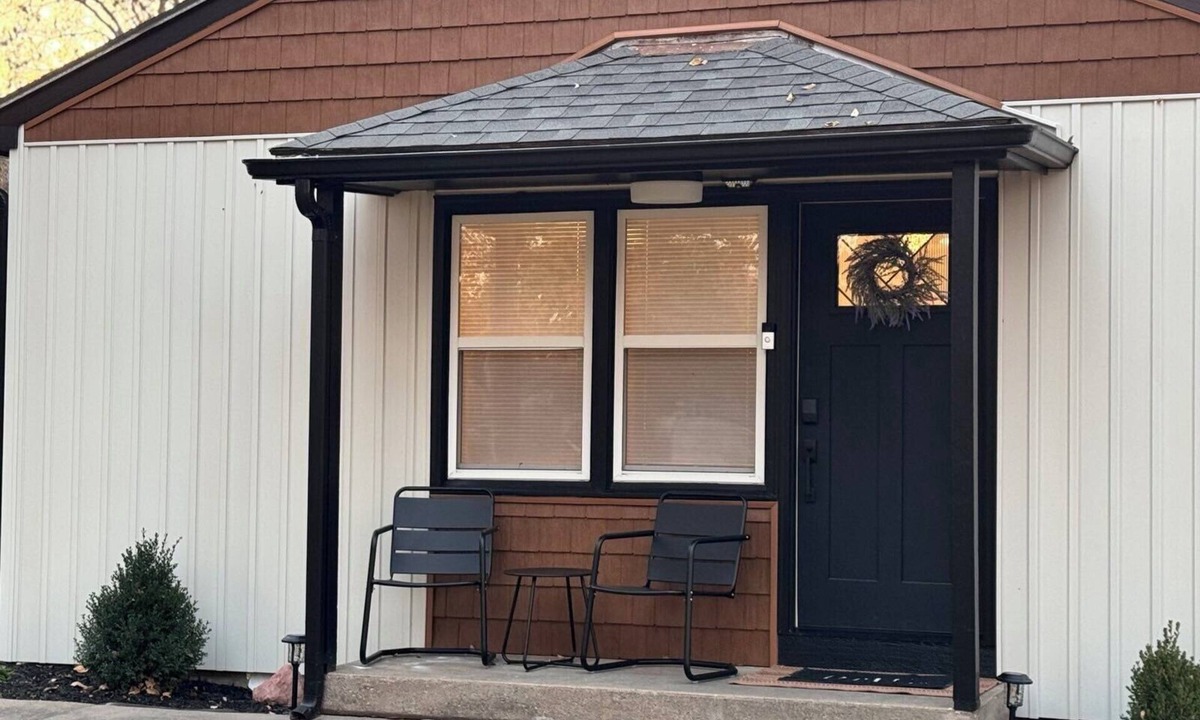 Manhattan House | Newly Remodeled! Lauren's Little Apple Bungalow