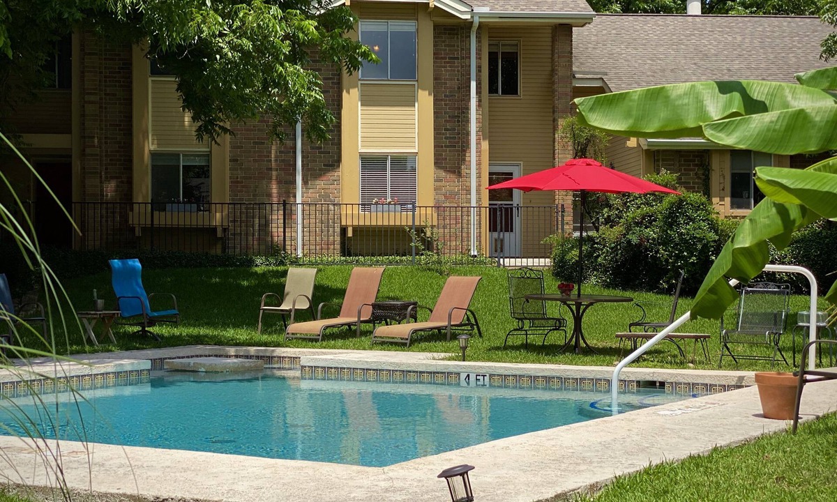 South Lamar Condo | NEWLY REMODELED, Quiet, Comfortable, 2/2 Condo-Great Location!