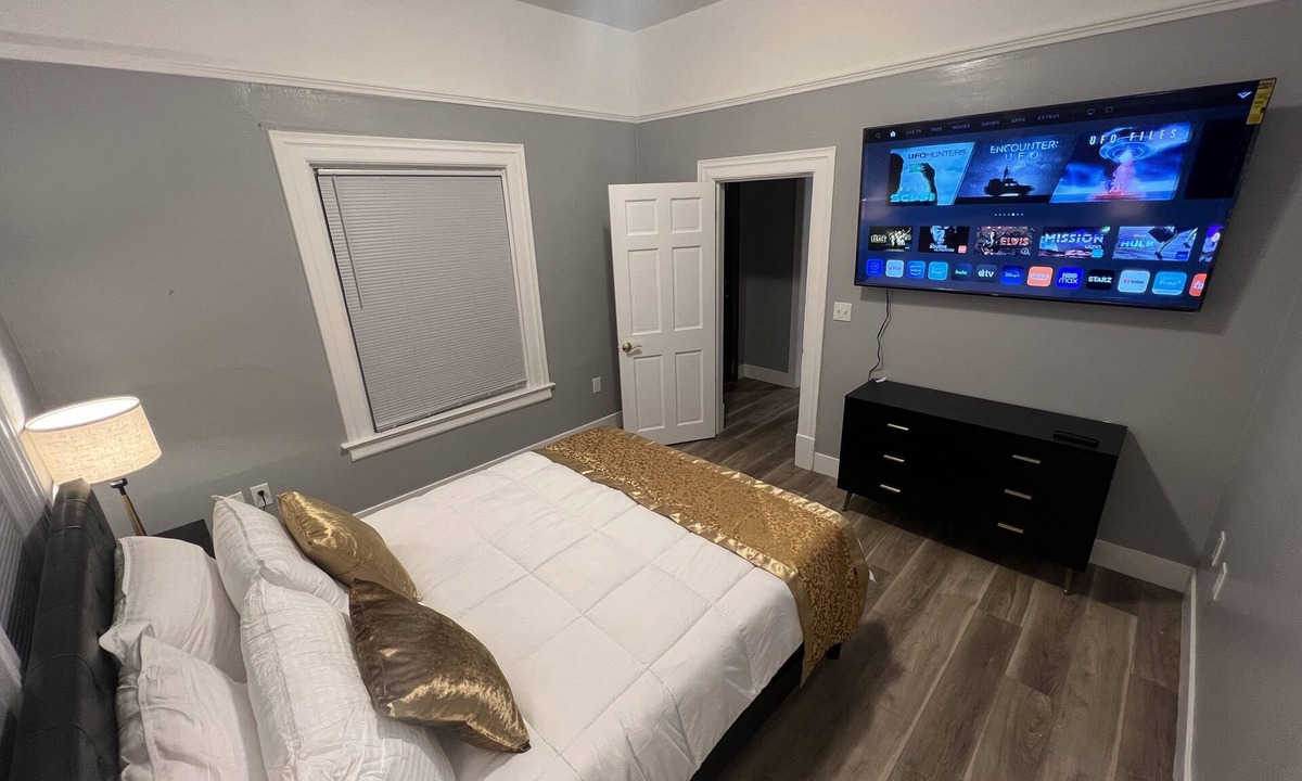 North Oak Park House | Newly remodeled Victorian minutes from downtown