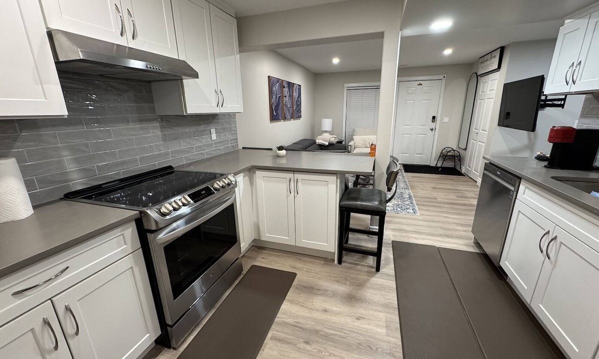 Montgomery House | Newly Renovated 2 Bed + 1 Bath
