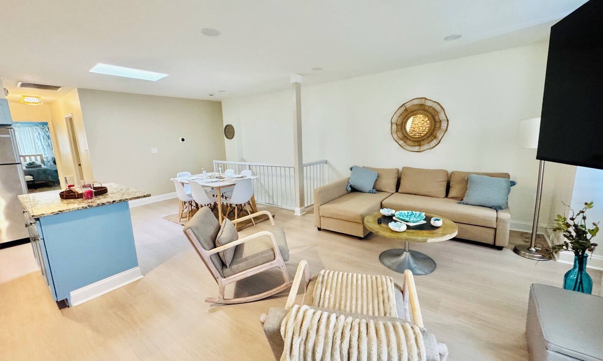Sheffield Neighbors Apartment | NEWLY RENOVATED 2 BR UNIT - NEAR DEPAUL UNIV & CTA - WALKABLE AREA