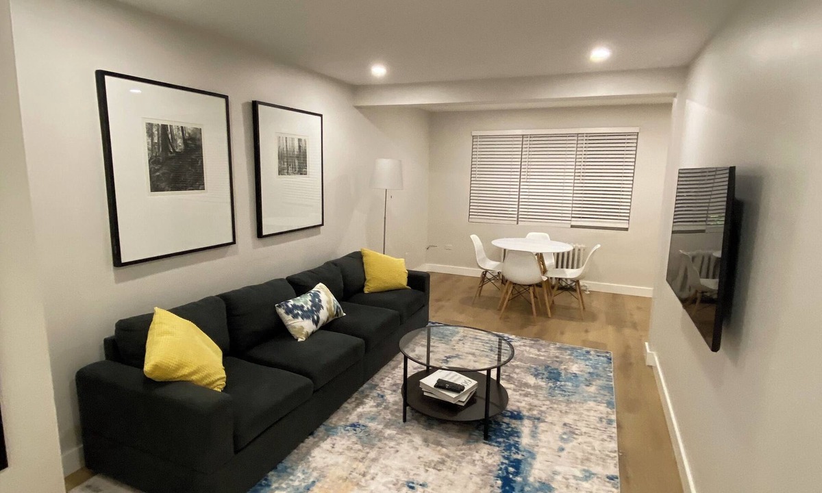 Port Credit Apartment | Newly Renovated 2 Bedroom Beauty! Located in Port Credit, Mississauga.