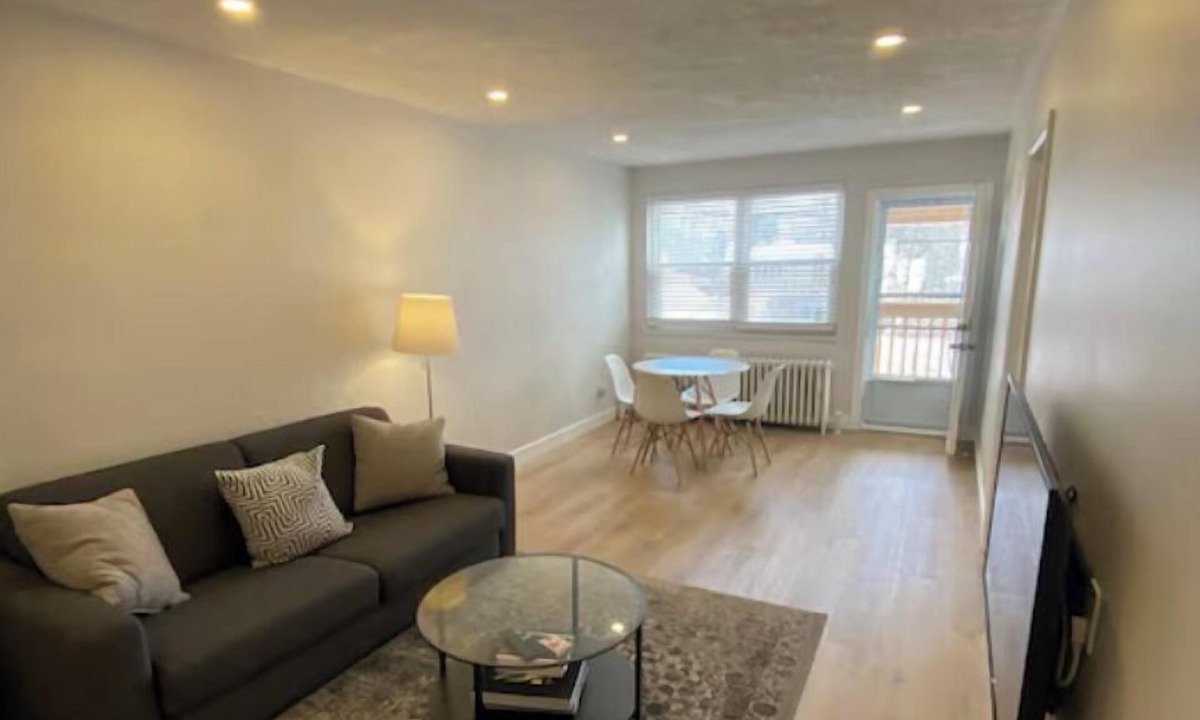 Port Credit Apartment | Newly Renovated 2 Bedroom Apartment on the Lakeshore in Port Credit.
