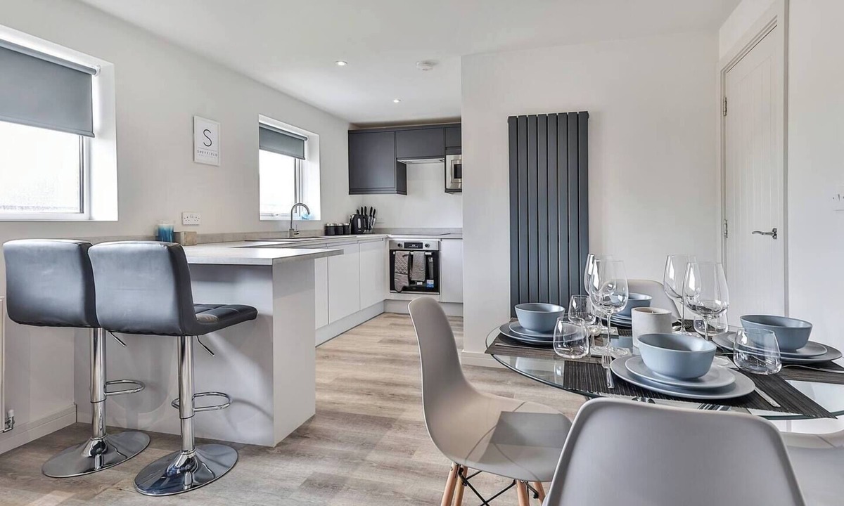 Sheffield Apartment | Newly Renovated 3 bed 2 bath Apartment & Parking