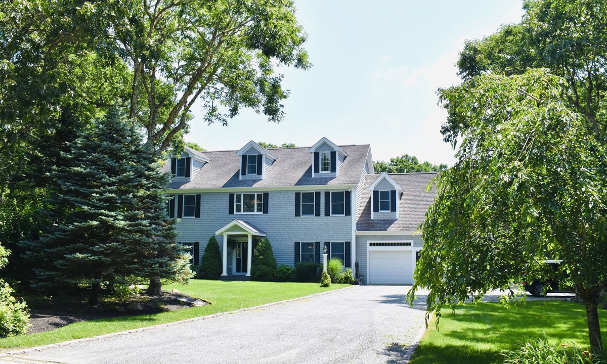 Edgartown House | NEWLY RENOVATED! 5-Star, Edgartown Colonial with Central AC