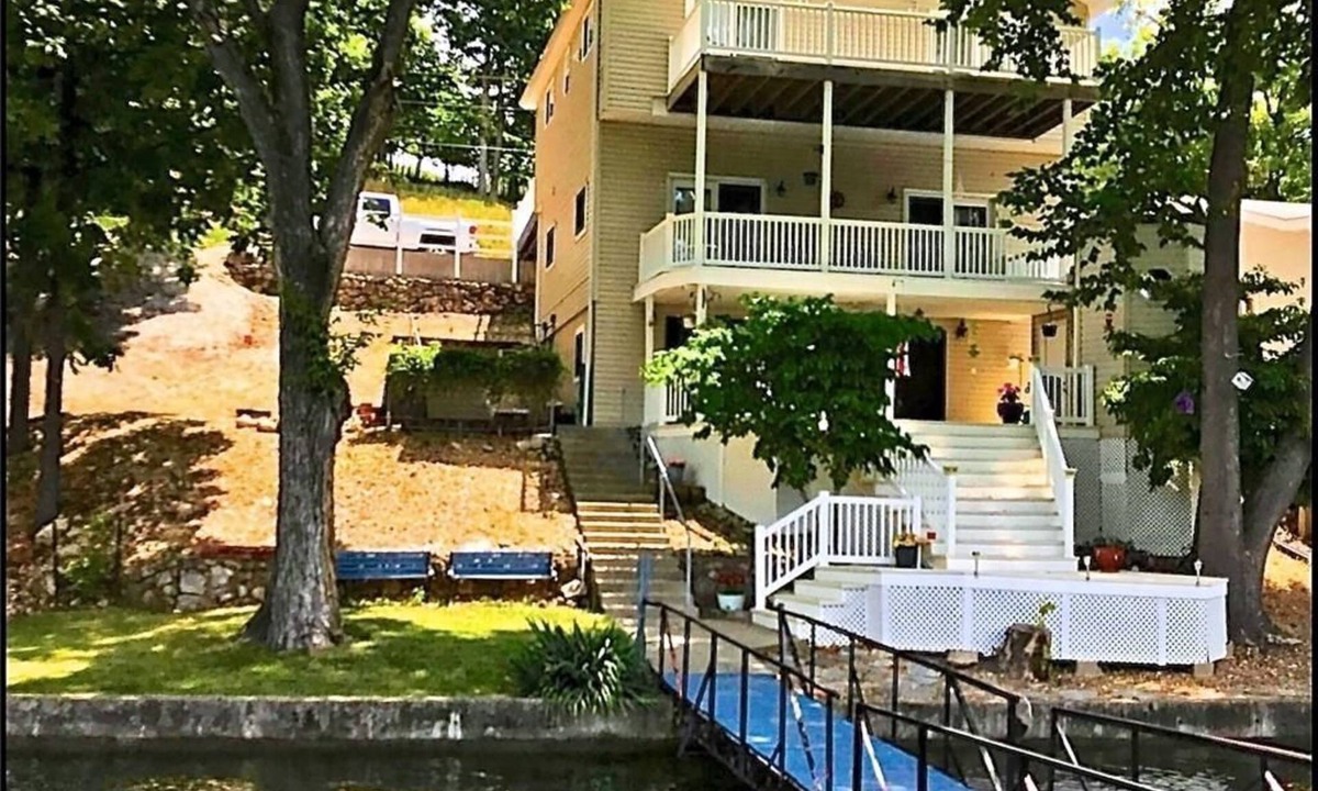 Sunrise Beach House | Newly Renovated 6 Bedroom 5.5 Bath with available boat slip