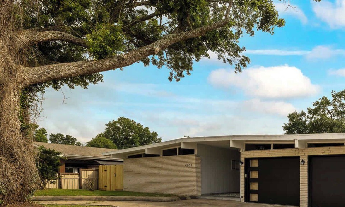 Port Arthur House | Newly Renovated 6BR/3BA Port Arthur Home with Hot Tub