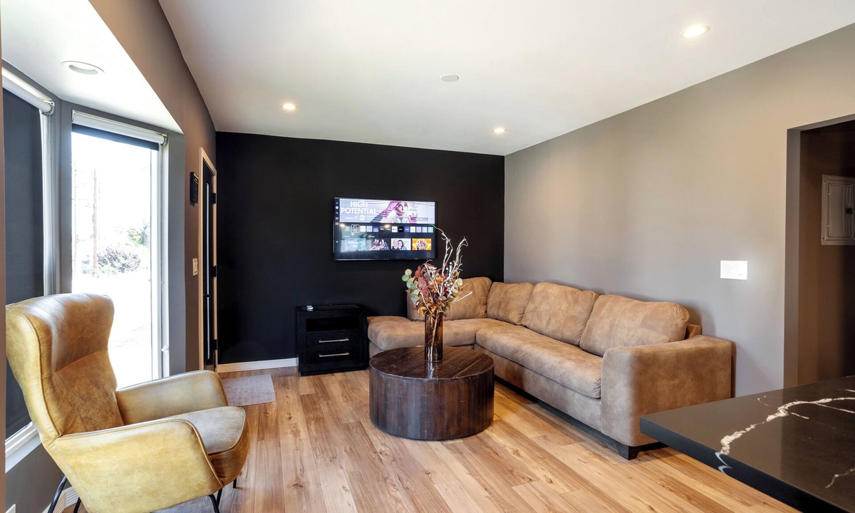 Los Angeles House | NEWLY Renovated bungalow with *FREE parking*!