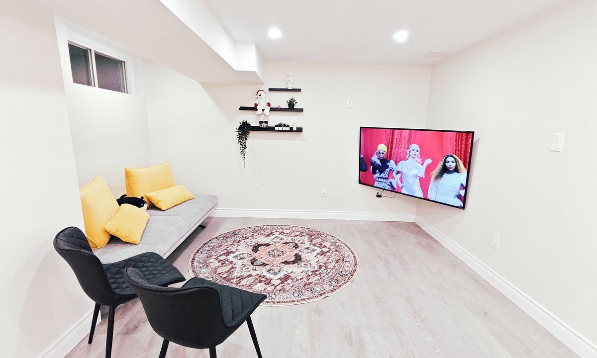 Richmond Hill House | Newly renovated stylish 3B3B basement suite with full kitchen