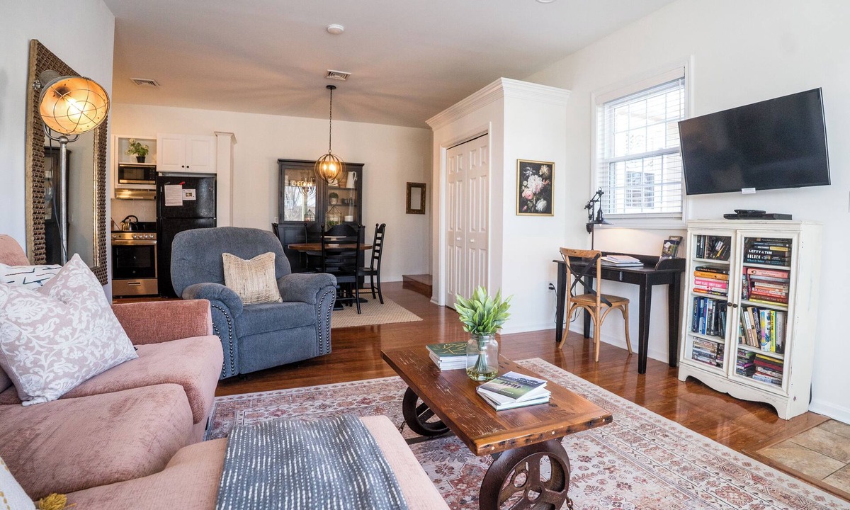 Gordonville Apartment | Newly renovated Carriage House, on lovely property near Intercourse, PA