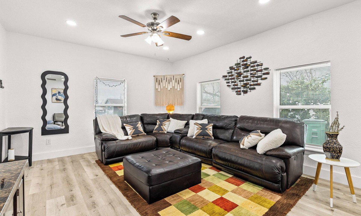 Northwest Los Angeles Heights House | Newly Renovated Close to Med Ctr & Downtown + MTR