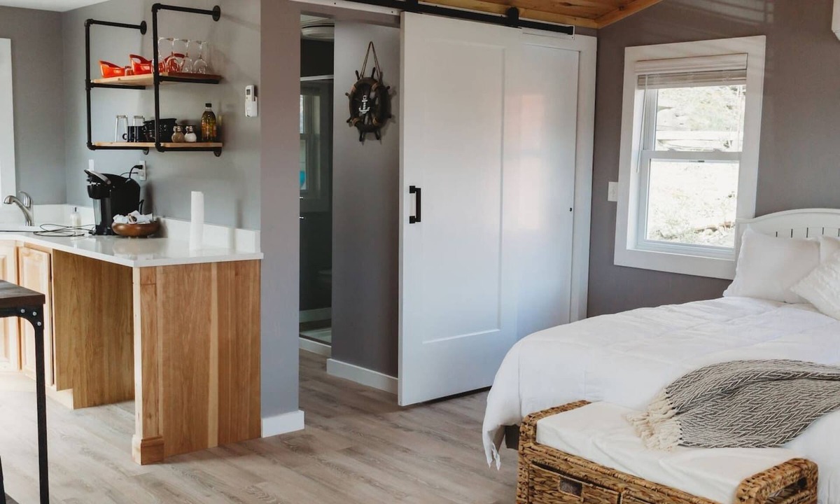 Kent Cottage | Newly Renovated Cottage on Oak Orchard Creek