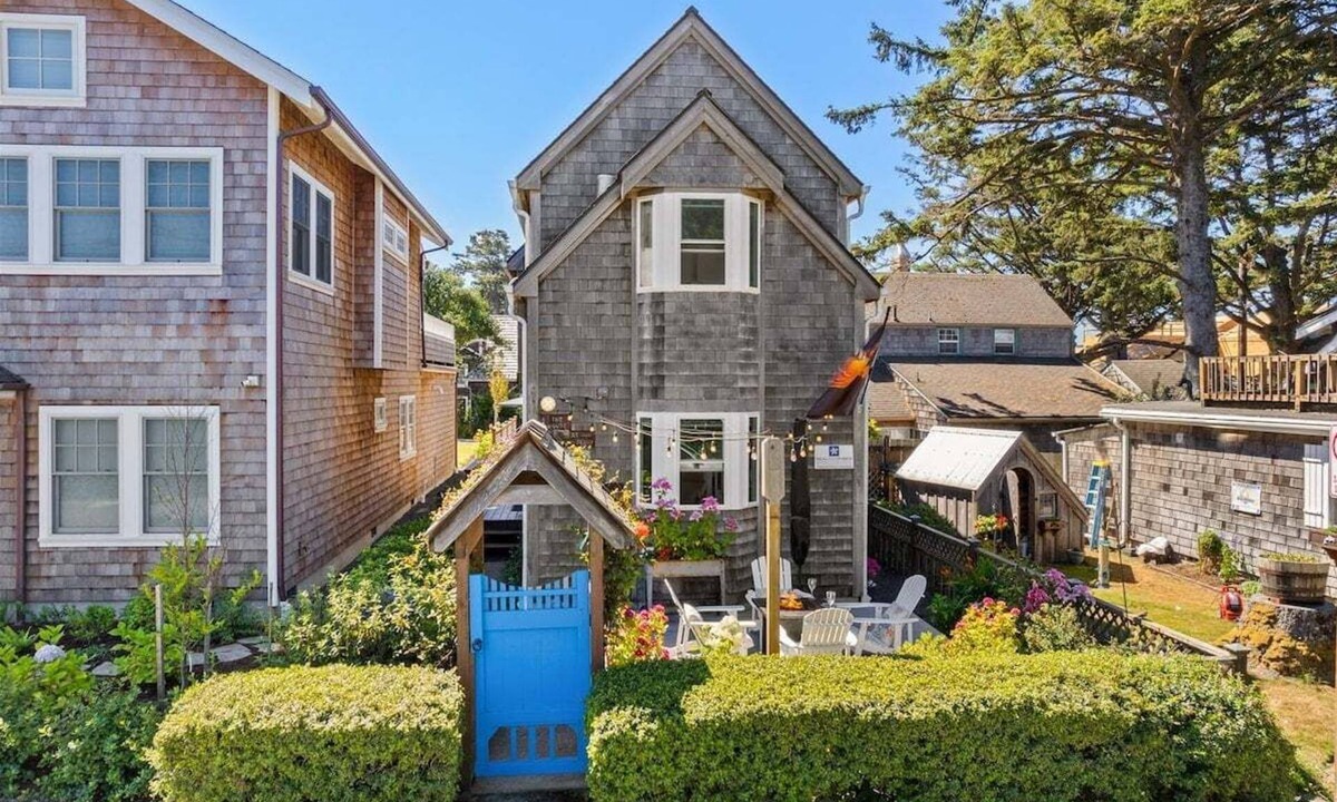 Downtown Cannon Beach House | Newly Renovated+Fire Table+Steps from Cannon Beach
