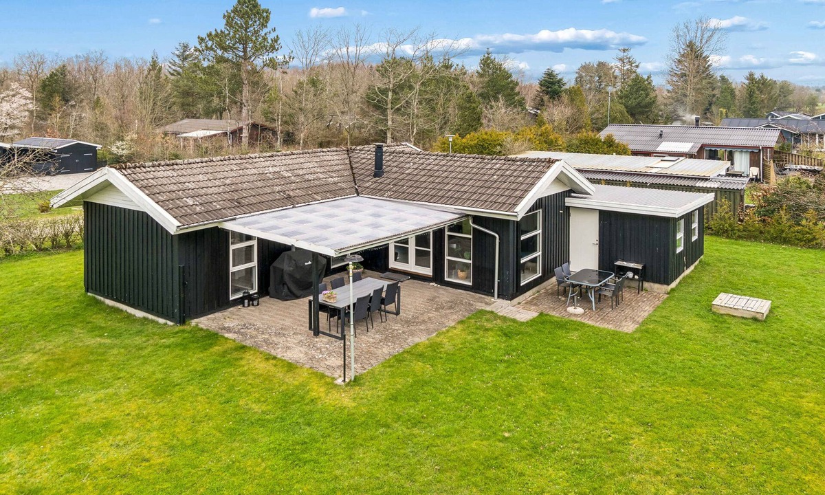 Hvalpsund House | Newly renovated holiday home 150 m from fjord