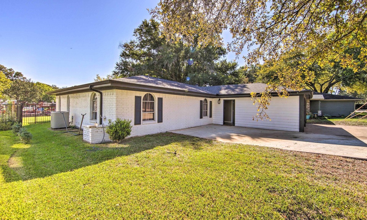 Tool House | Newly Renovated Home on Cedar Creek Lake!