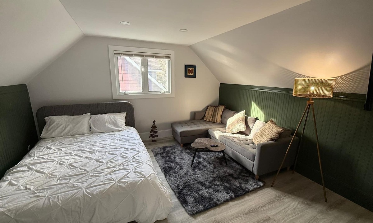 London Apartment | Newly Renovated Loft Prime Location Free Parking & Washer/Dryer