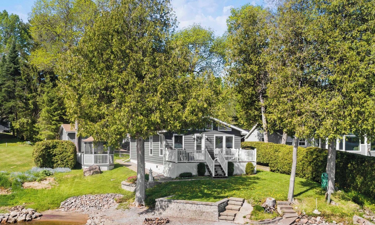 Pembroke Cottage | Newly renovated luxury cottage right on water with private beach