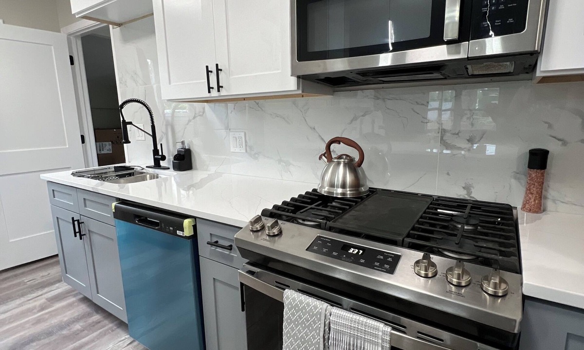Bolingbrook House | Newly Renovated Modern Bolingbrook Retreat