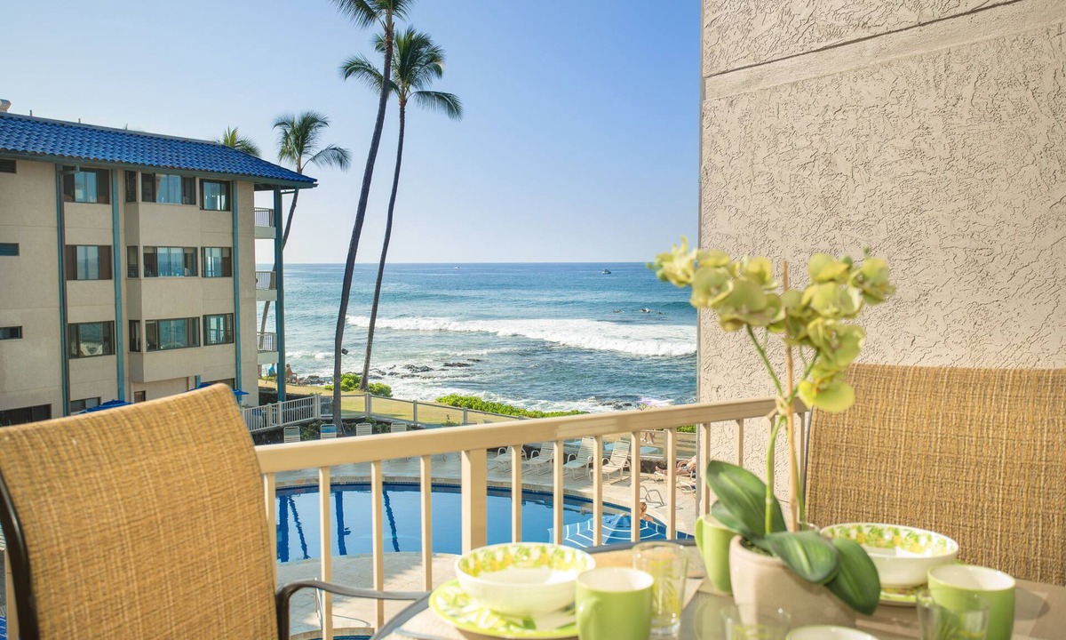Historic Kailua Village Condo | Newly Renovated Ocean View Condo 🐳 Stunning Views From The Lanai! 🌅 Kona Reef E-22