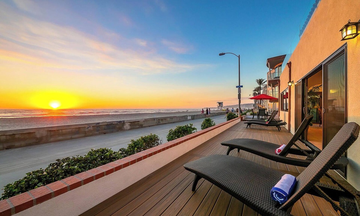 Mission Beach House | Newly Renovated Oceanfront 8BD/2 Houses w/AC Hot Tub Firepit & Huge Rooftop Deck!
