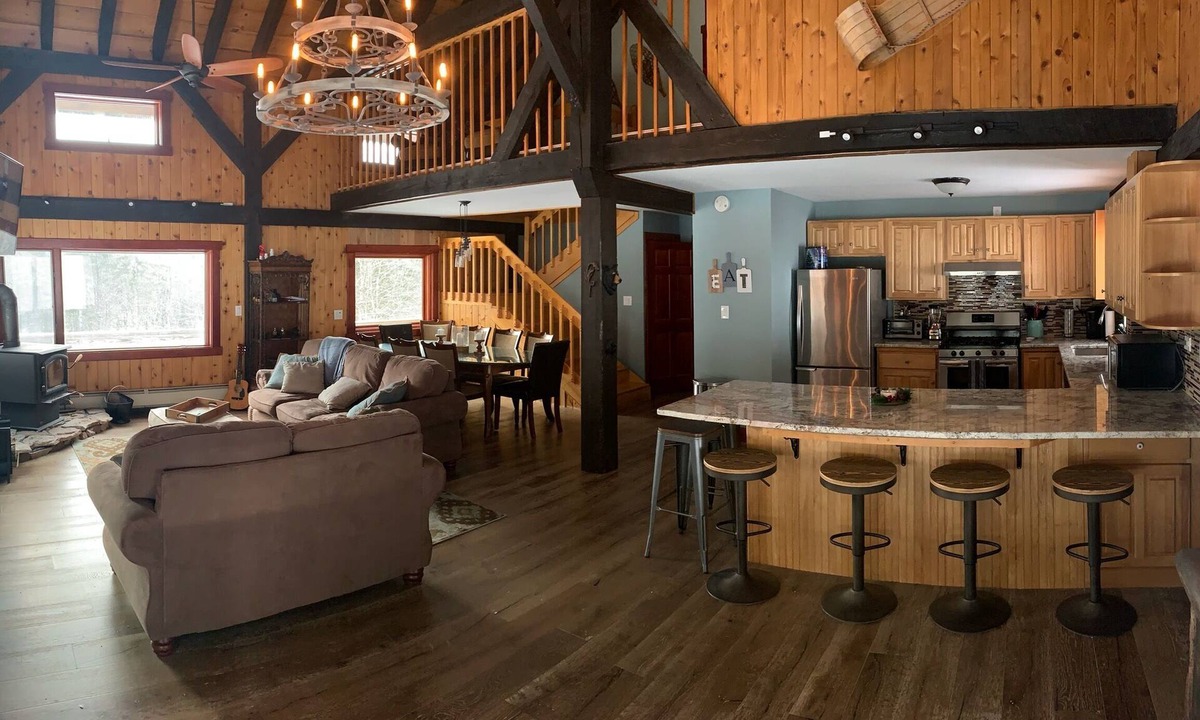 Belmont Ski Chalet | Newly Renovated Rustic style home w/luxury bathrooms & mountain views, Sereni