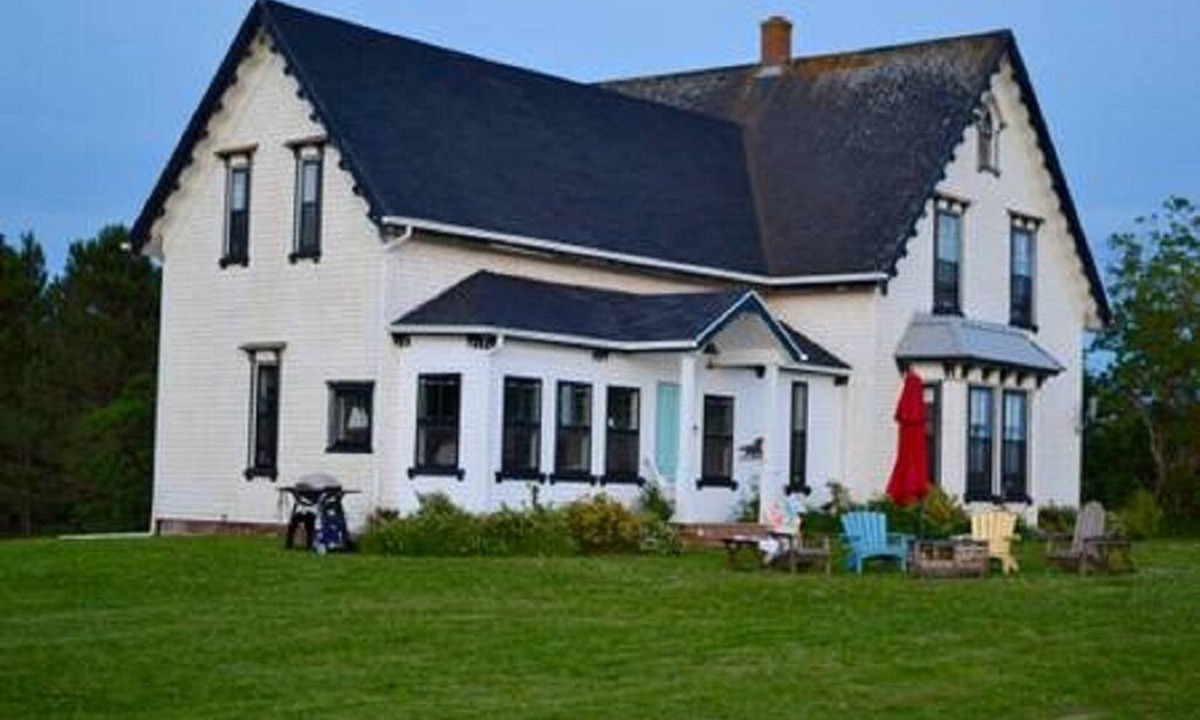 Hamilton House | Newly Renovated, Spacious Oceanfront Farmhouse