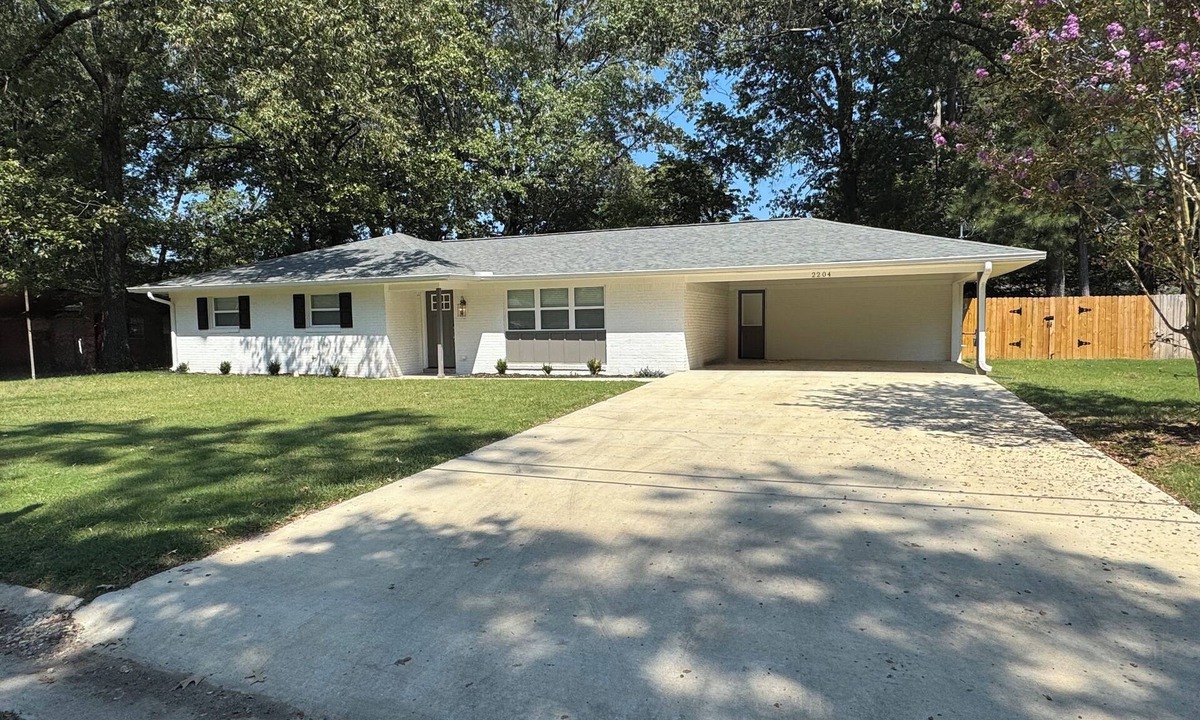 Starkville House | Newly renovated spacious 3 BR/2 Bath home 2.6 miles from Davis Wade or the Dude.