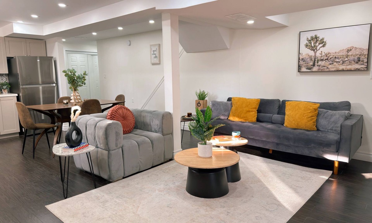 Newmarket House | Newly Renovated Spacious 2BR Home Near Yonge St