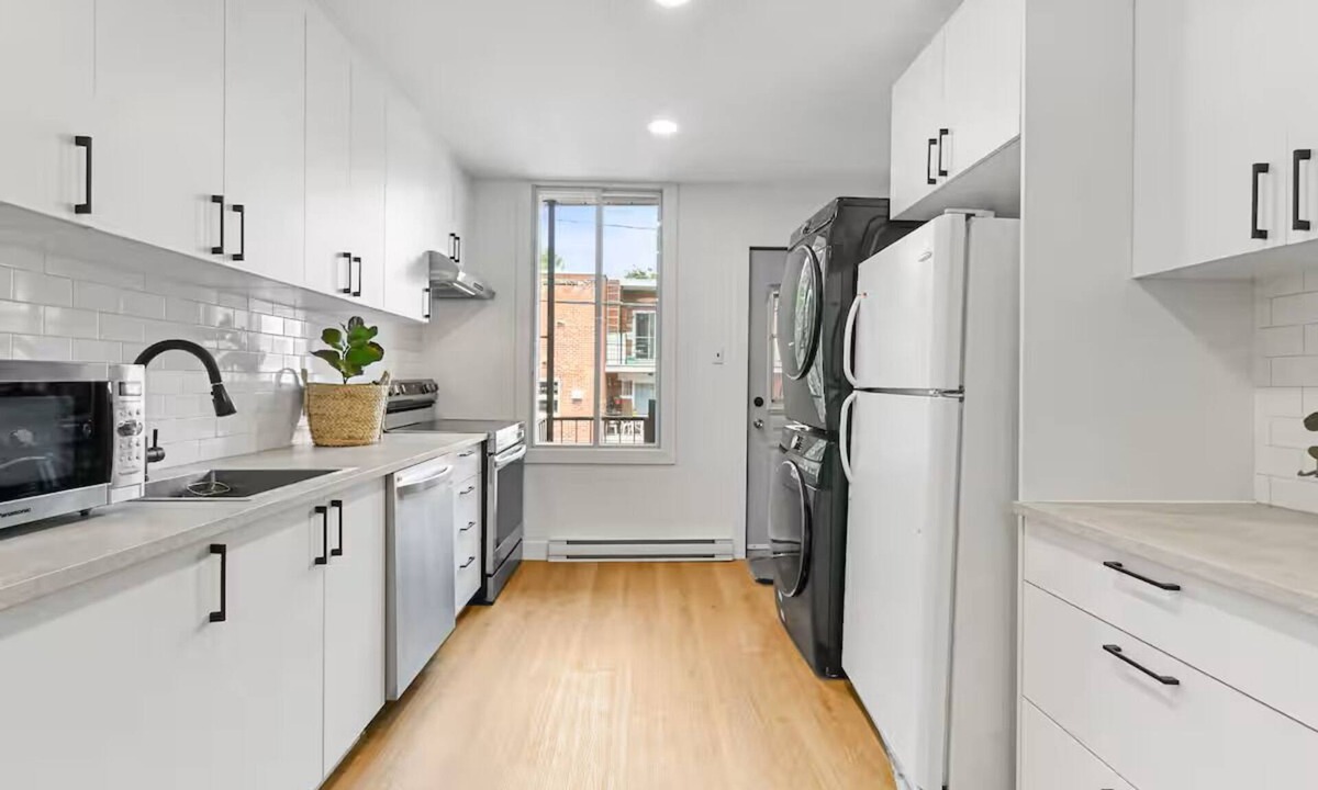 Rosemont-La Petite-Patrie Apartment | Newly Renovated, Spacious & Quiet 3 bedroom + Parking