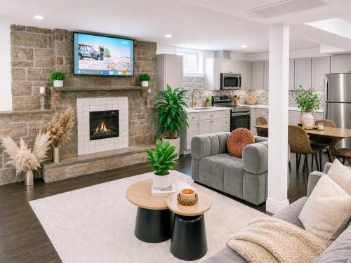 Newmarket House | Newly Renovated Spacious 2BR Home Near Yonge St
