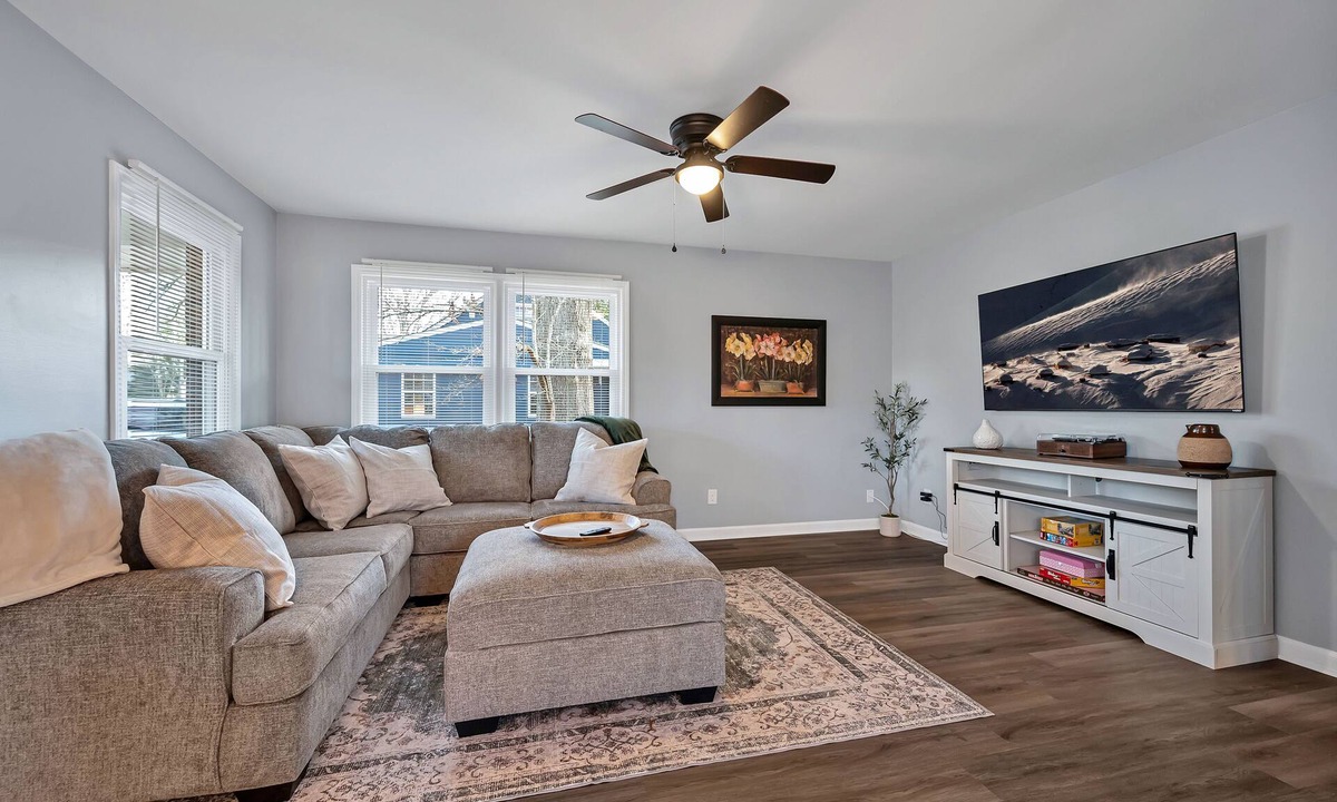 Apex House | Newly Renovated, Steps to Downtown, 2 King Beds