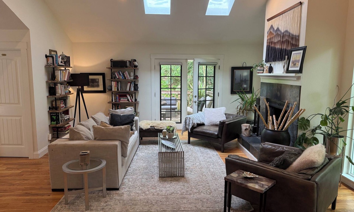 Portland Heights House | NEWLY RENOVATED Tranquil Forest Paradise. Bright & Open-Plan. Groups of 8.