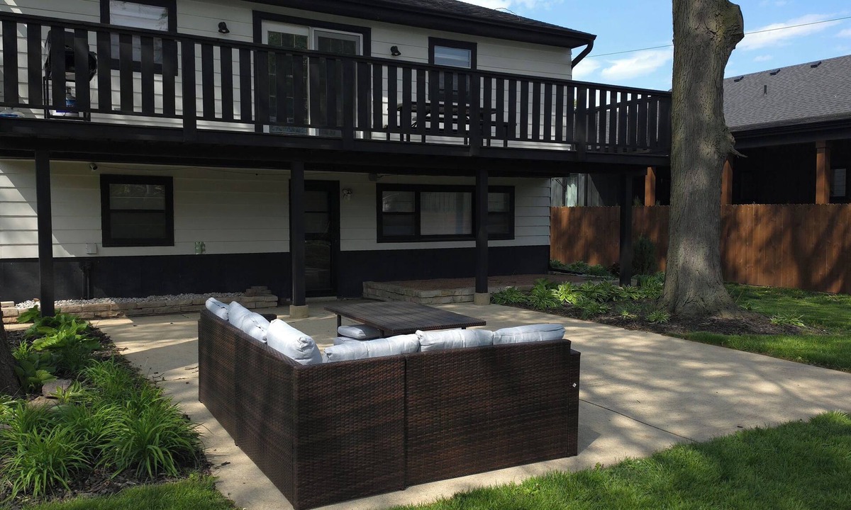 Bensenville House | Newly Updated 3BR Large Deck & Patio 10 min to O'Hare