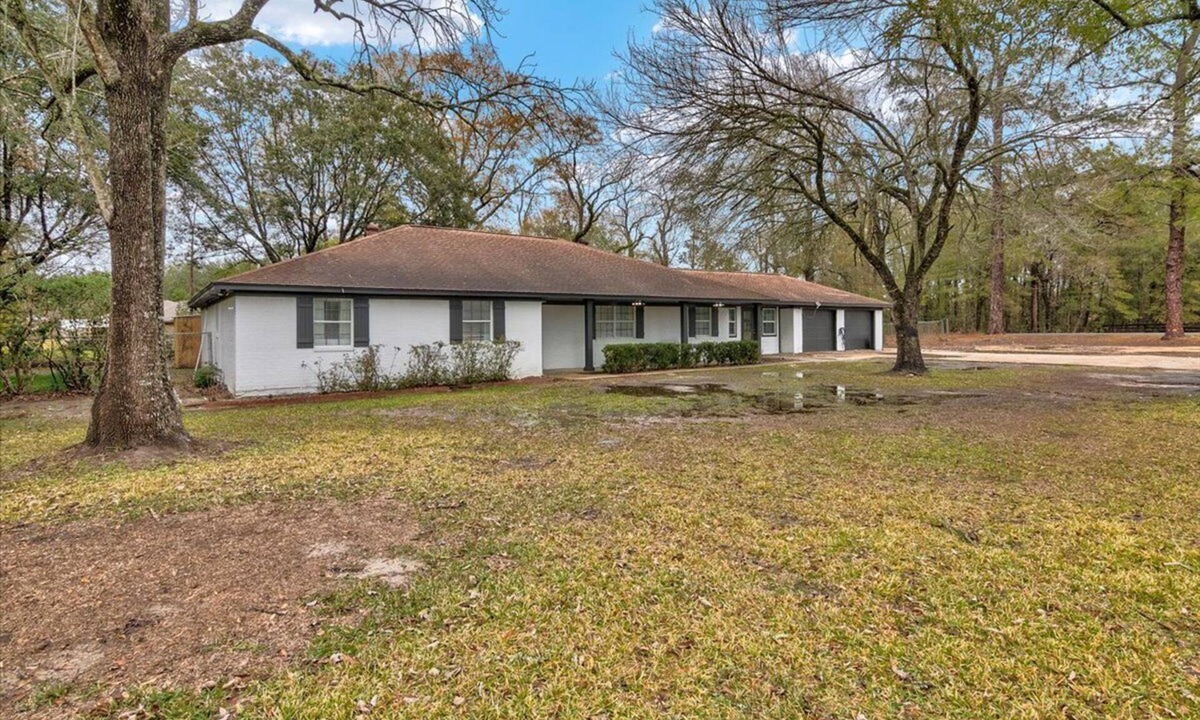 Voth House | Newly Updated 5-Bedroom Home in Vidor