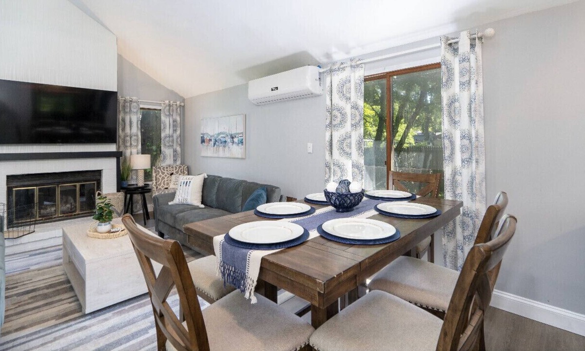 Lakeville House | Newly updated cottage 🏡100 steps away from lake & dock access!! ☀️⛵️