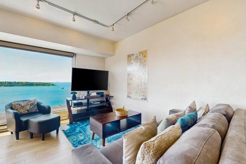 Downtown Seattle Apartment | Newmark Bayview Luxury Suite