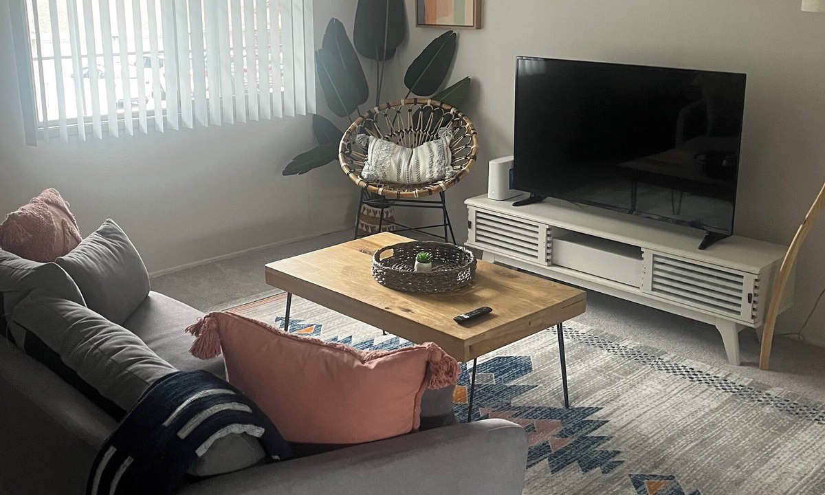Downtown Apartment | Newport Beach 1BR Apartment. Reduced rates during Fall and for long term rentals