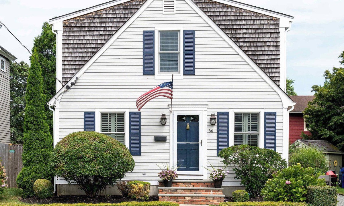 Fifth Ward House | Newport Fifth Ward Cottage Wlk to Harbor + Beaches
