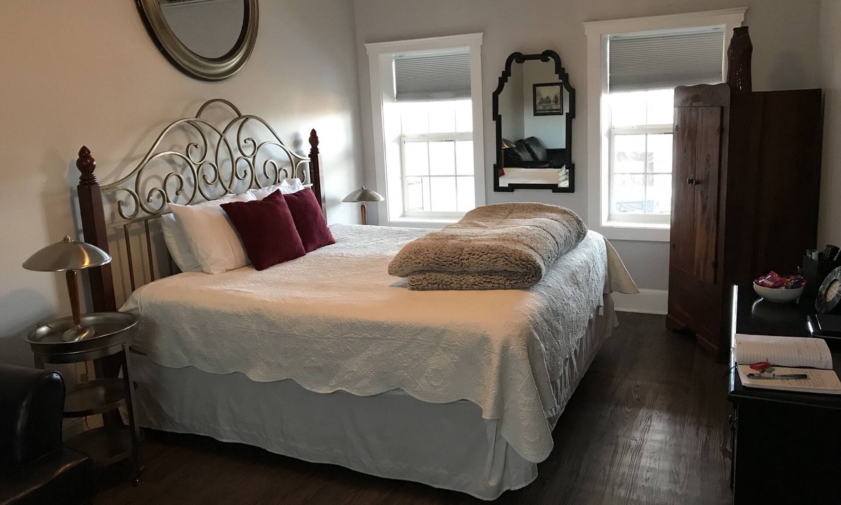 Newport Apartment | NEWPORT INN #2 - NO CLEANING FEES! FREE PARKING! WALK TO GAMES AND CONCERTS!