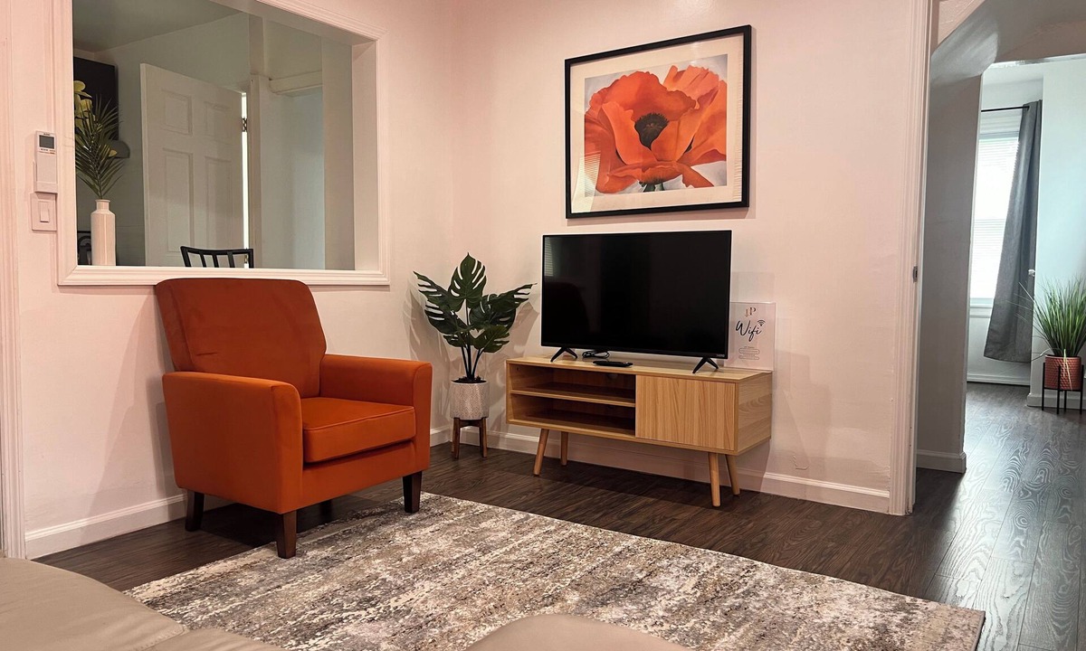 New Rochelle Apartment | NewRo Chic Retreat- 3 Bdrms 30 min to NYC