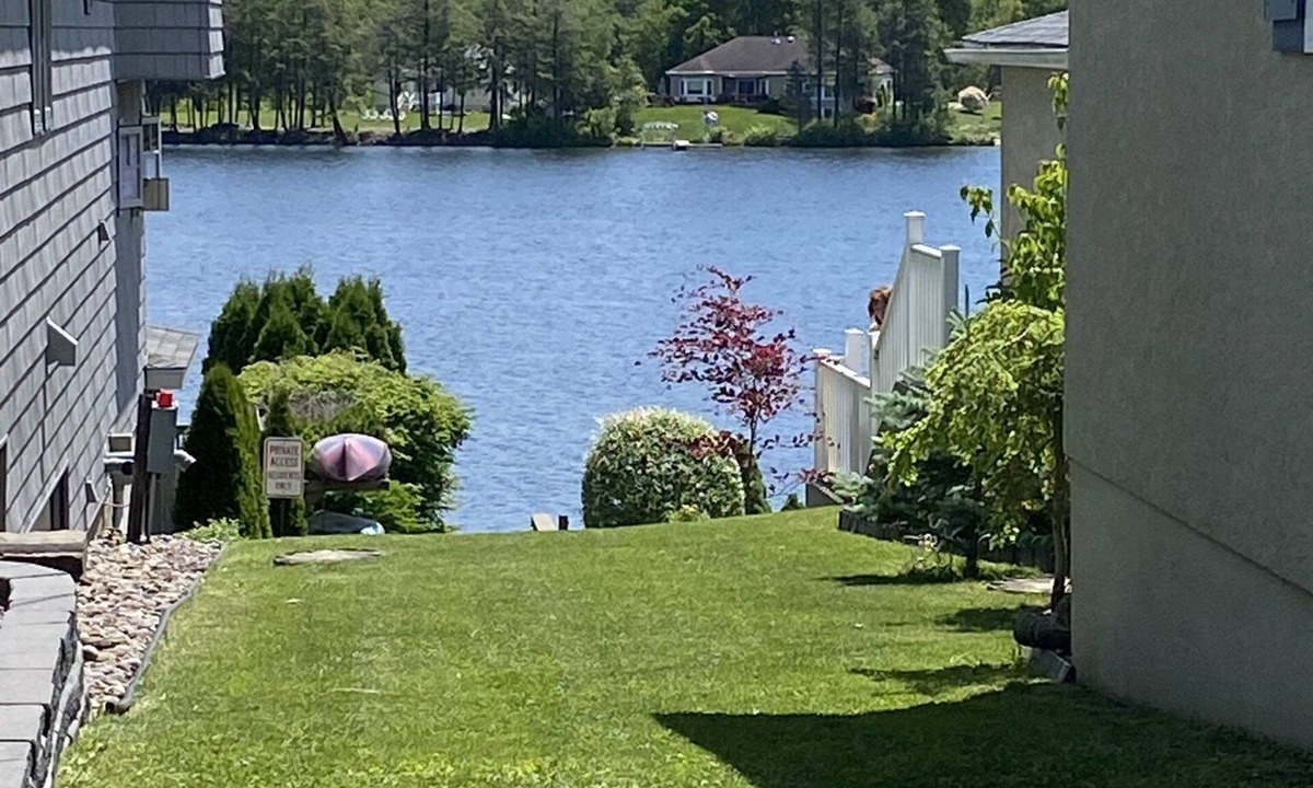 Carbondale Cottage | Newton Lake